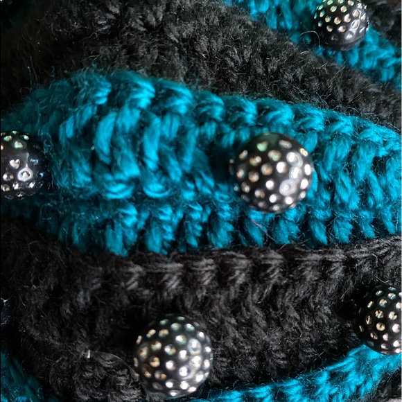 Decorative Hand-knitted Face Mask - Picture 8 of 11